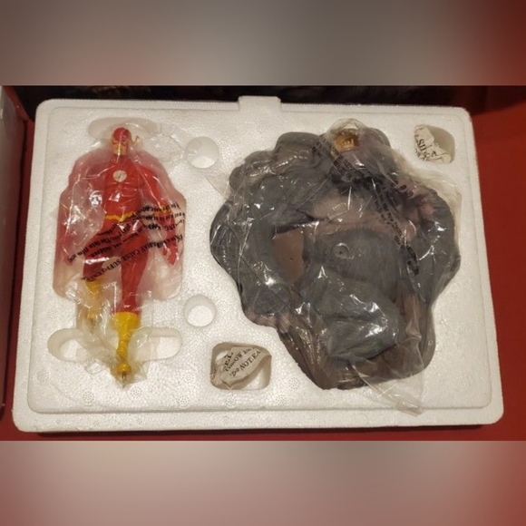 DC Direct Flash vs Gorilla Grodd Statue - Picture 2 of 3